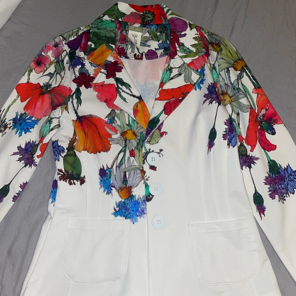 White & Floral Print Blazer🌸🌼